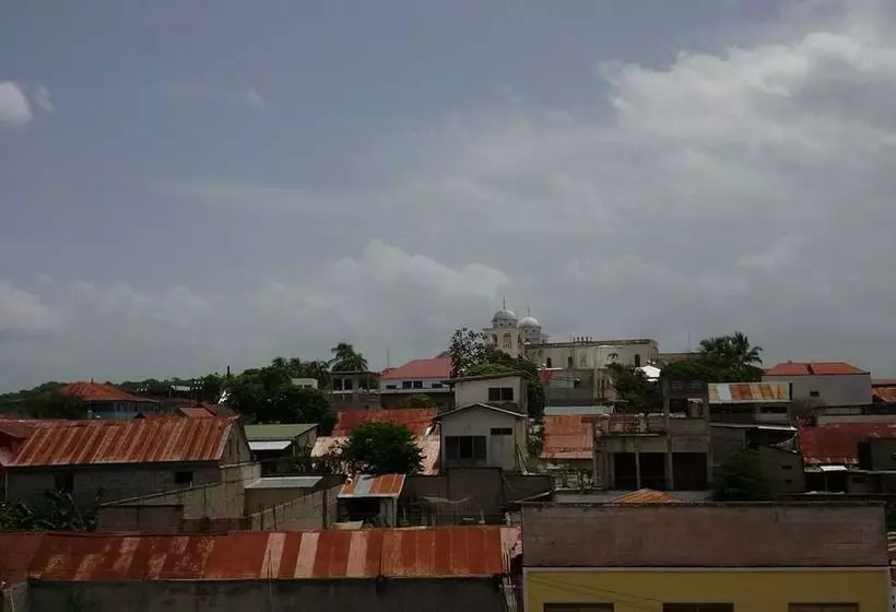 هتل Flores De Peten