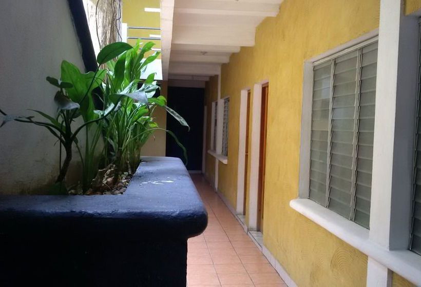 هتل Flores De Peten