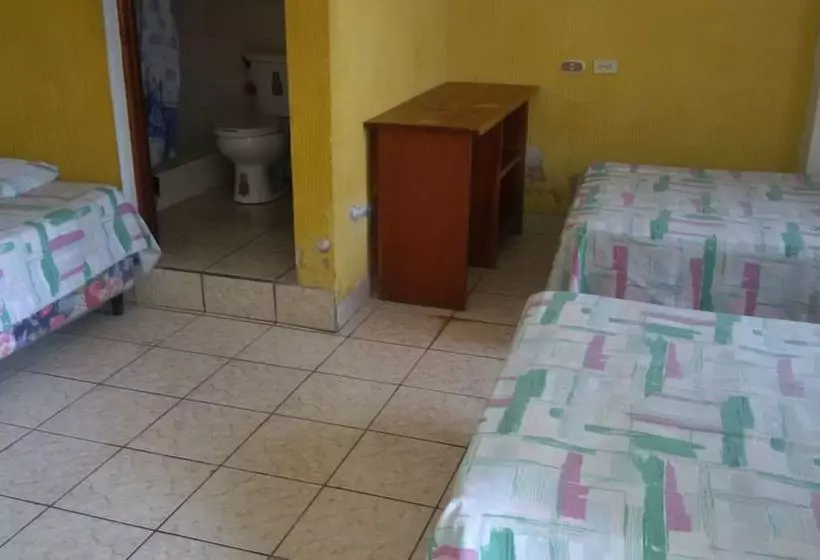 هتل Flores De Peten