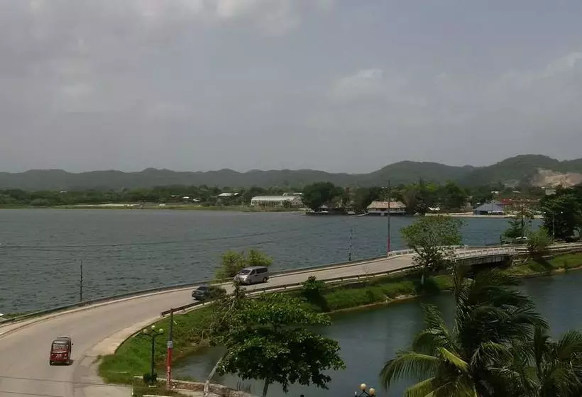 هتل Flores De Peten