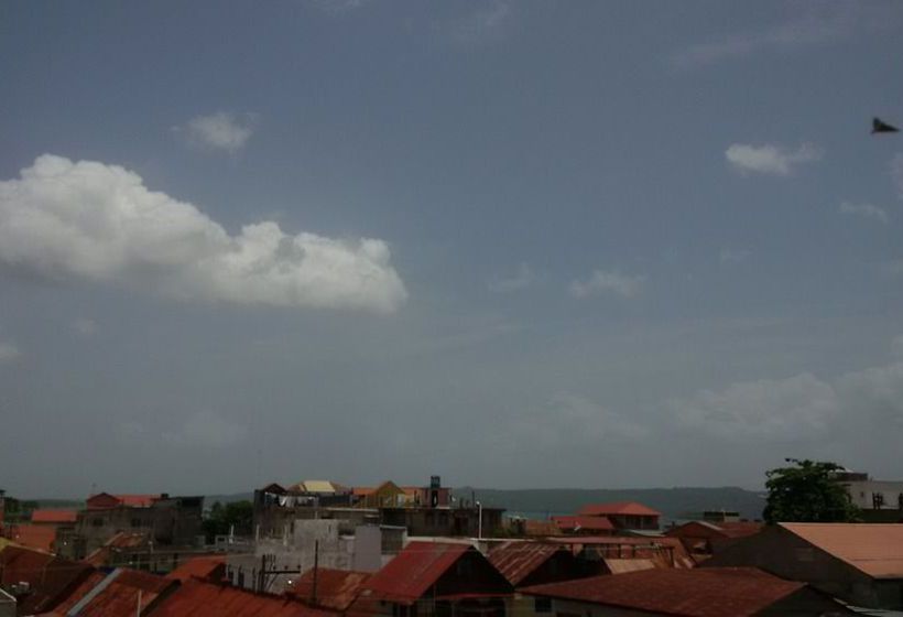 هتل Flores De Peten