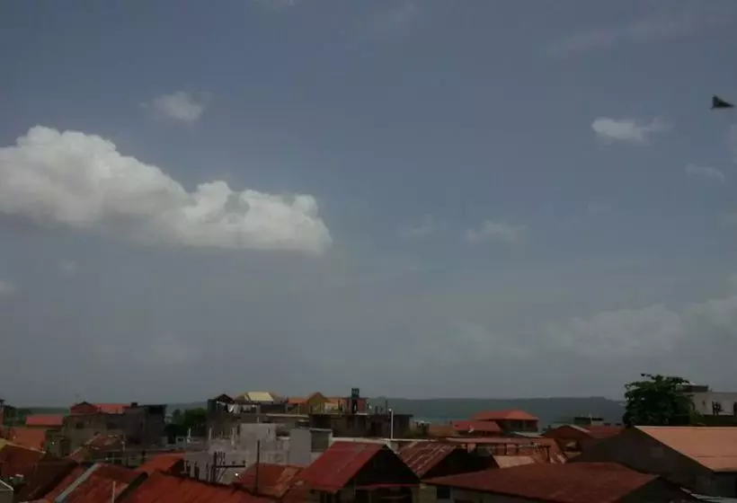 هتل Flores De Peten