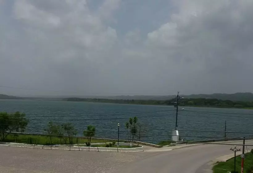 هتل Flores De Peten