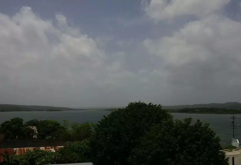 هتل Flores De Peten