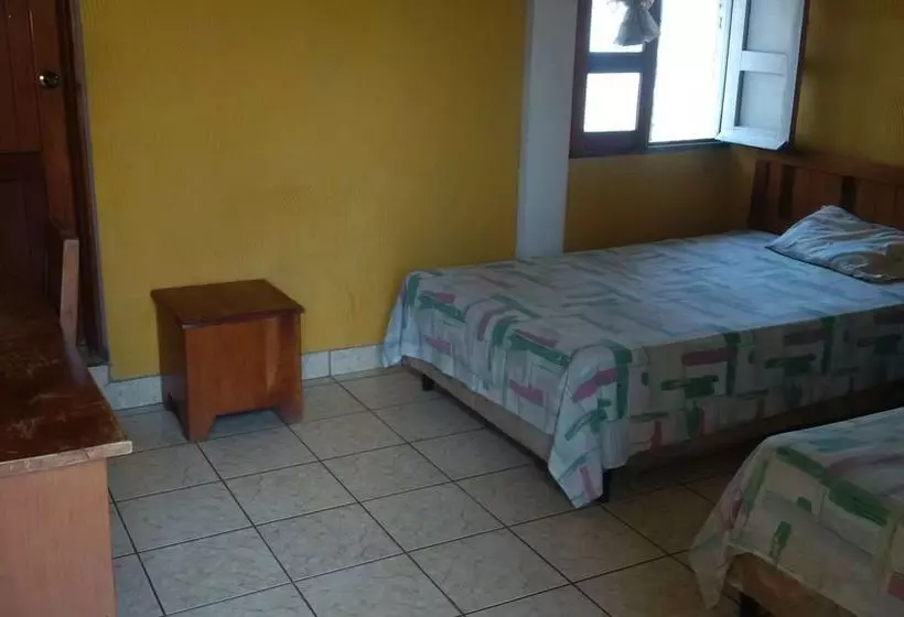 هتل Flores De Peten