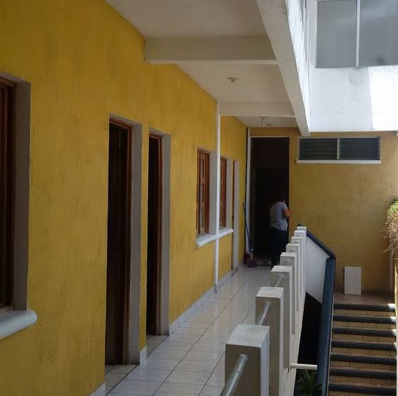 هتل Flores De Peten