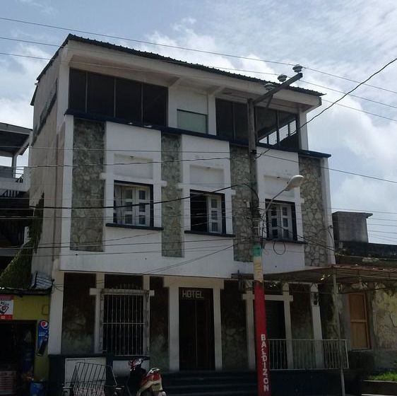 هتل Flores De Peten