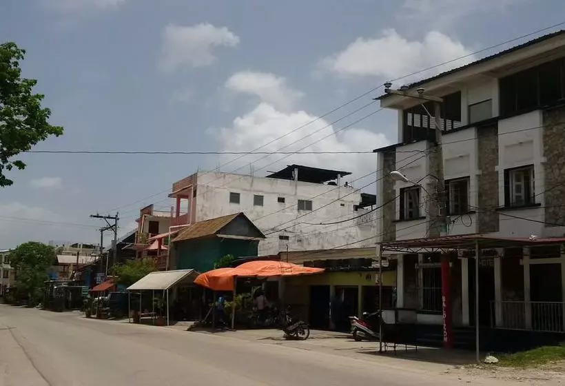 هتل Flores De Peten