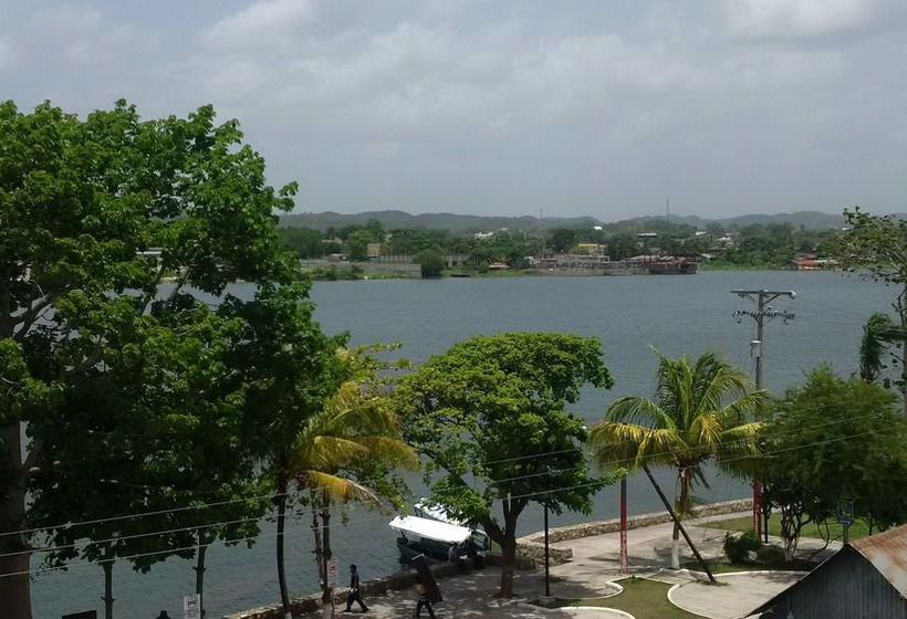هتل Flores De Peten