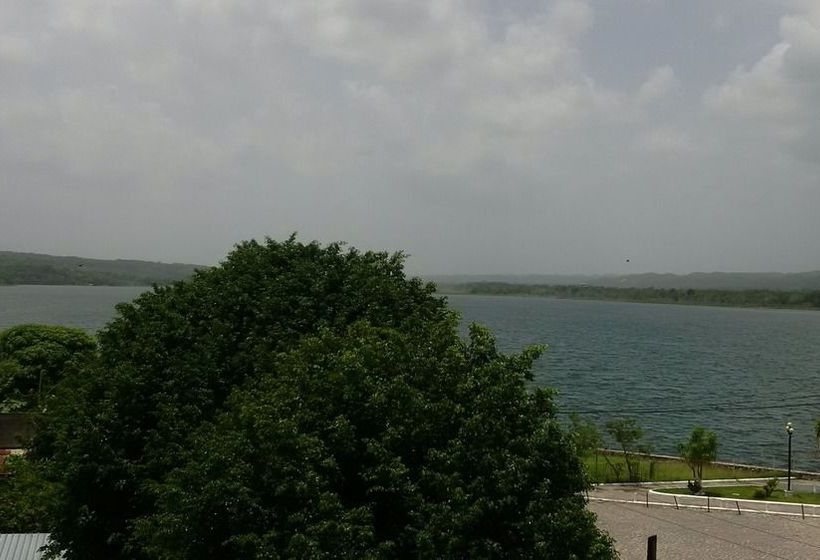 هتل Flores De Peten