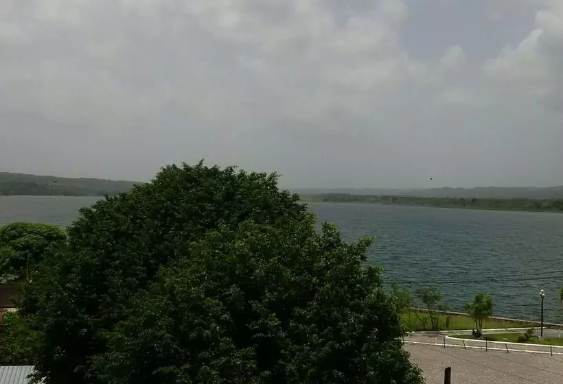 هتل Flores De Peten