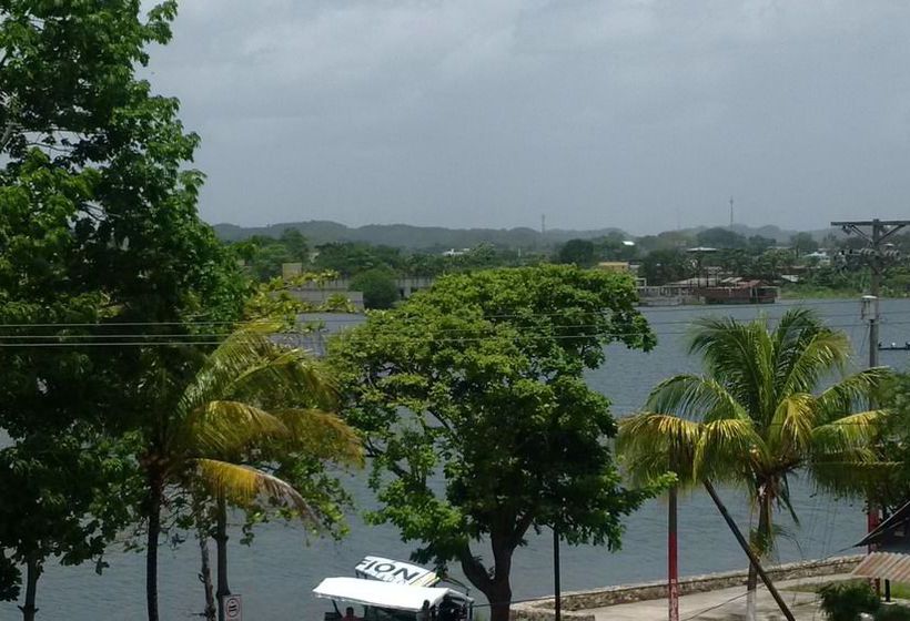 هتل Flores De Peten