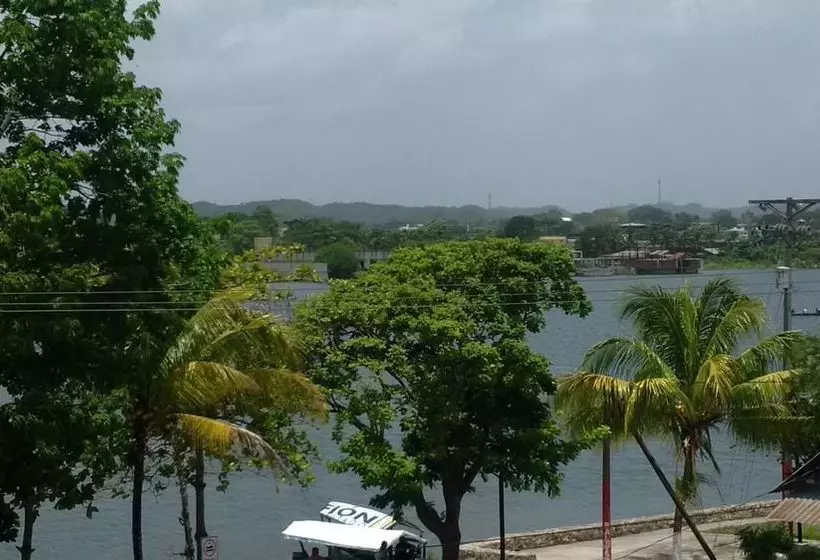 هتل Flores De Peten