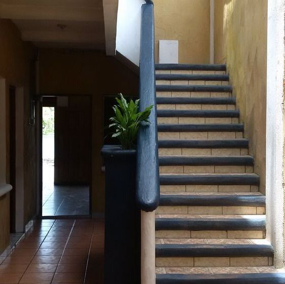 هتل Flores De Peten