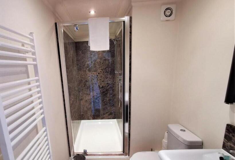 ホテル The Clarendon Royal