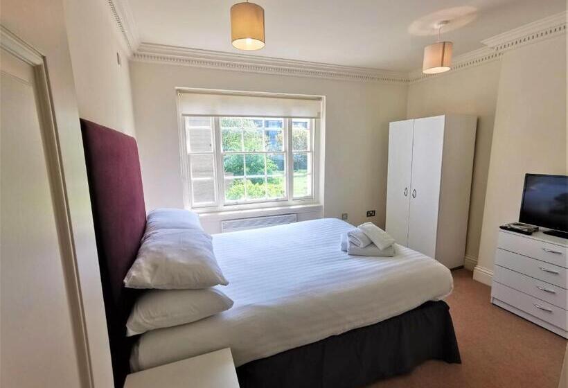 ホテル The Clarendon Royal