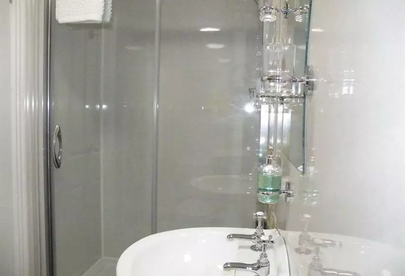 בית מלון כפרי The Fountain Licensed B&b