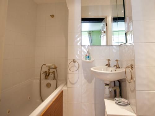 بنسيون The Witney Guest House