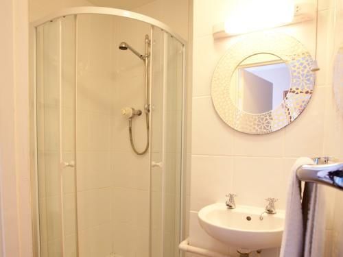 بنسيون The Witney Guest House