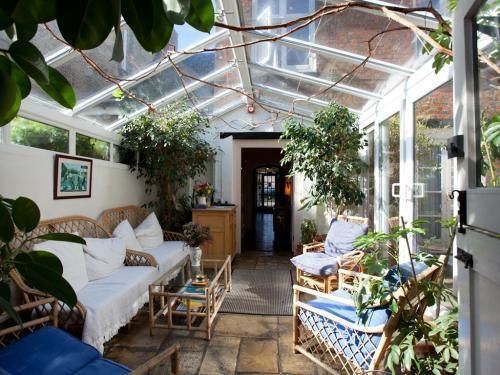 بنسيون The Witney Guest House