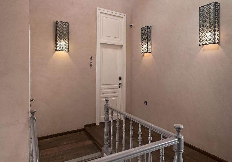 هتل Ambassadors Residence Boutique