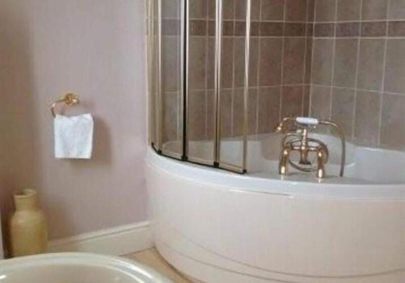 Отель Cadwgan House