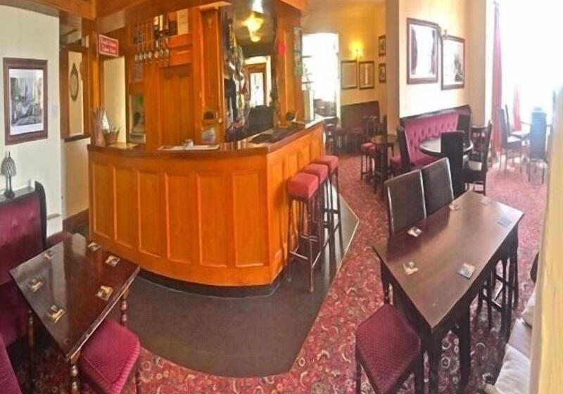 Отель Cadwgan House