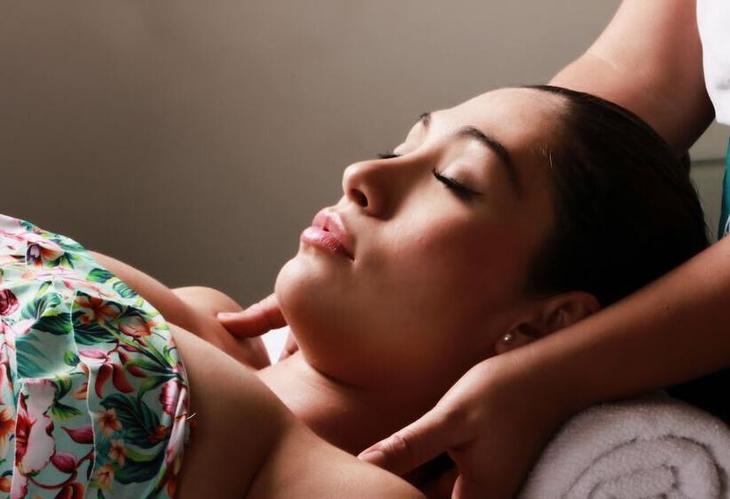 هتل Punta Diamante Premium