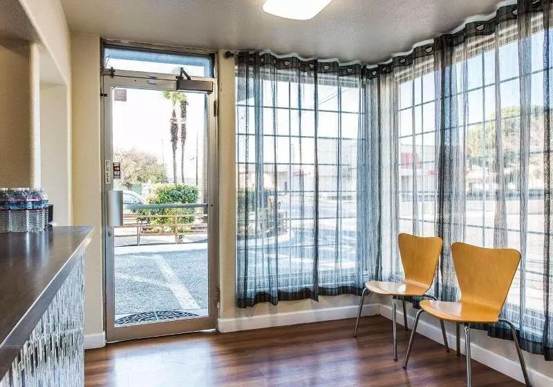 Отель Rodeway Inn Downtown Hanford