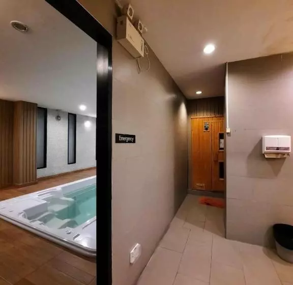 هتل Sriracha Orchid