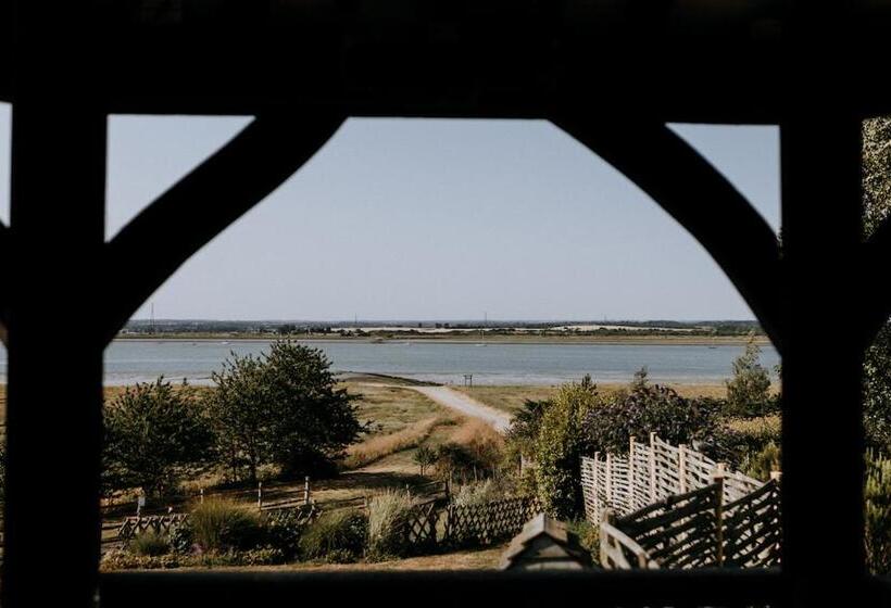 فندق The Ferry House