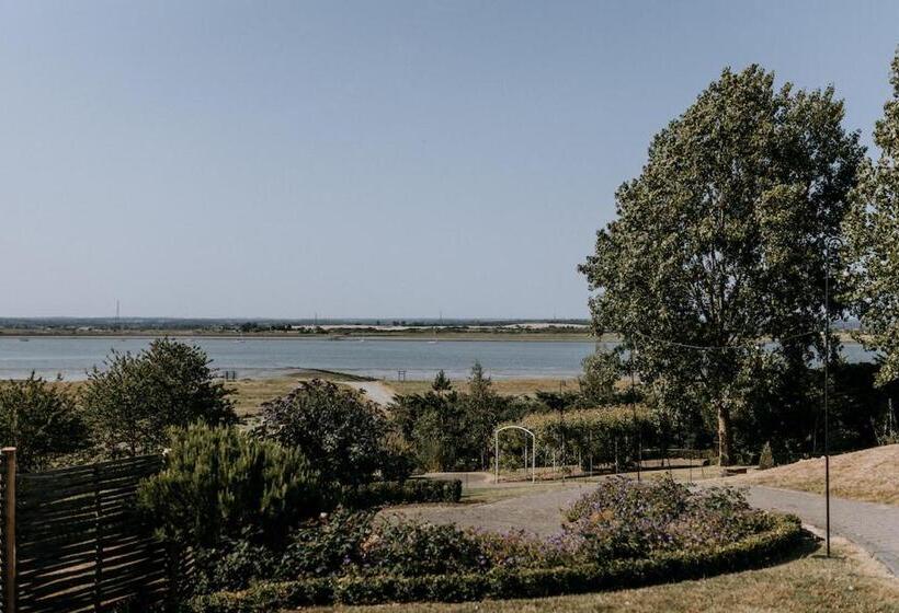 فندق The Ferry House