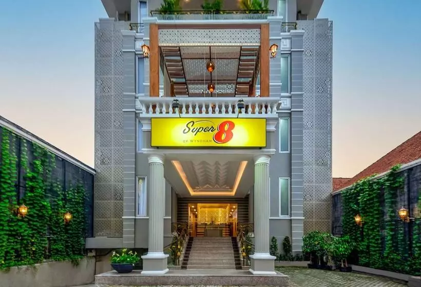 Hotelli Super 8 By Wyndham Solo Indonesia