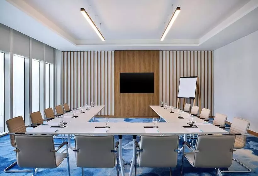 هتل Element Dubai Airport