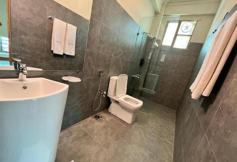 هتل Lokal Rooms X Swat River