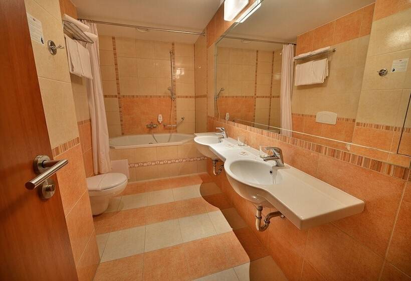 בית מלון כפרי Maximilian Lifestyle Resort