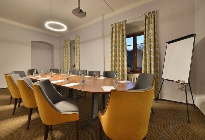 בית מלון כפרי Maximilian Lifestyle Resort