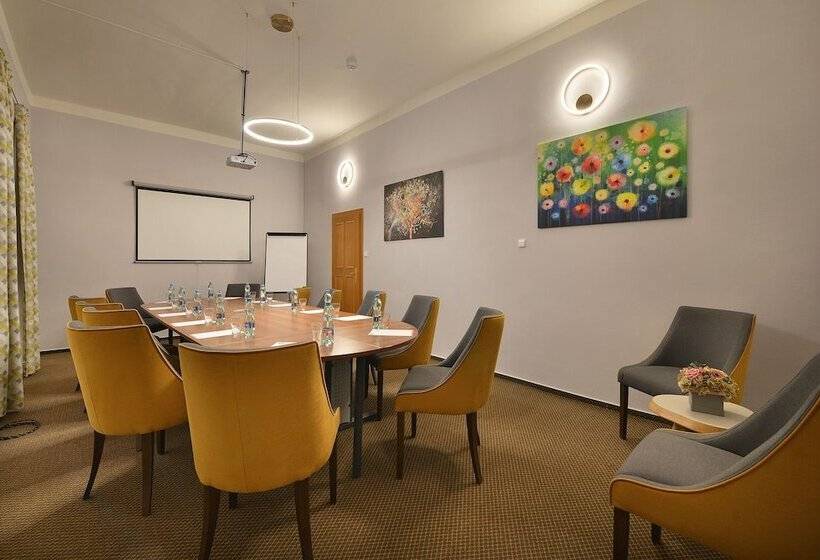 בית מלון כפרי Maximilian Lifestyle Resort