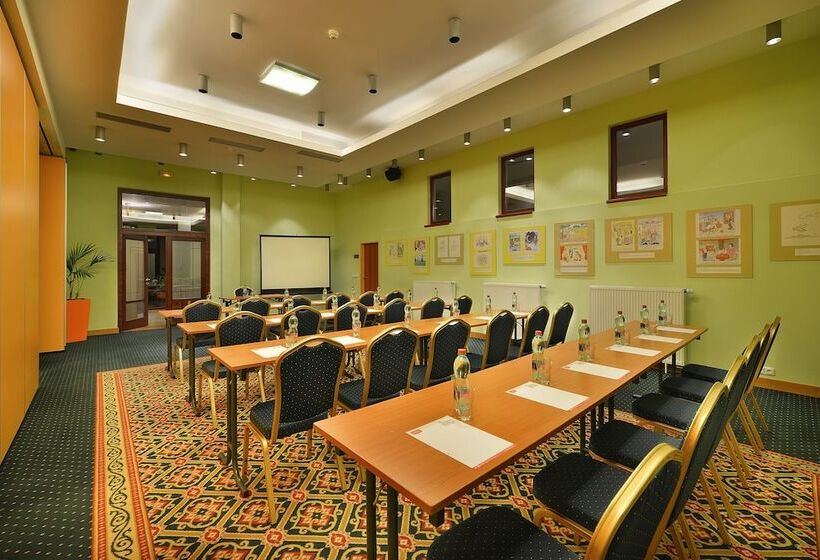 בית מלון כפרי Maximilian Lifestyle Resort