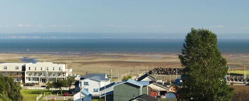 فندق Parkland Village Inn