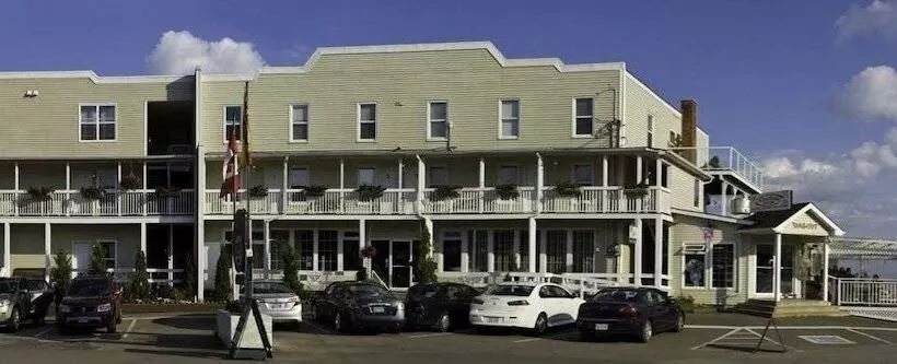 هتل Parkland Village Inn