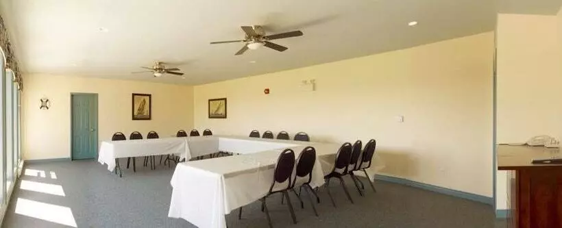 هتل Parkland Village Inn