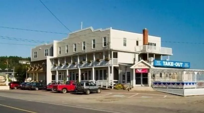 هتل Parkland Village Inn