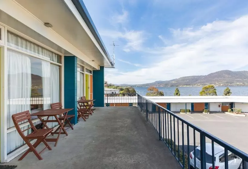 Riverfront Motel & Villas