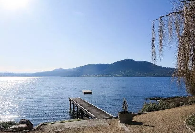 Riverfront Motel & Villas