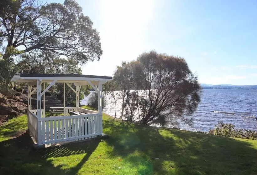 Riverfront Motel & Villas