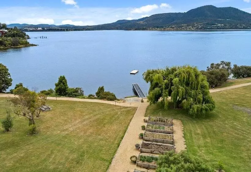 Riverfront Motel & Villas