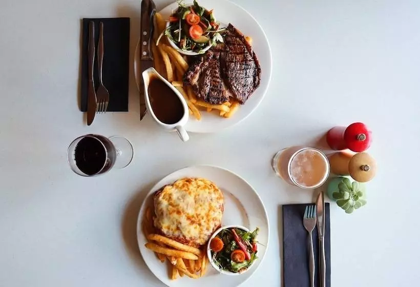 Riverfront Motel & Villas