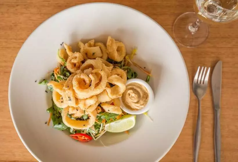 Riverfront Motel & Villas