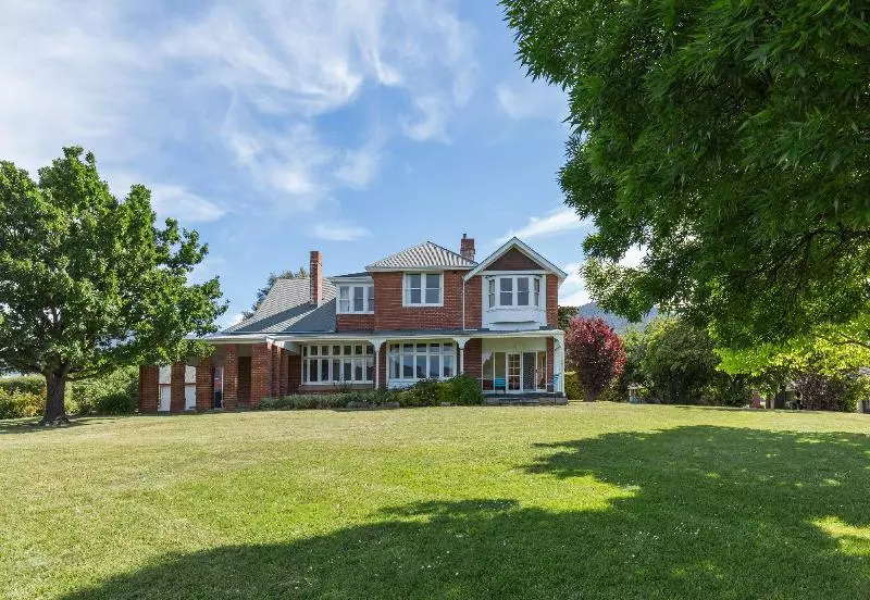 Riverfront Motel & Villas